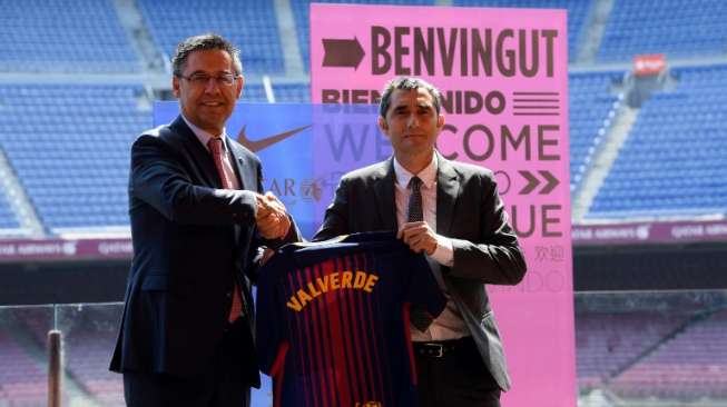 Pelatih Baru Barcelona Ernesto Valverde (kanan) diperkenalkan kepada publik di Camp Nou oleh Presiden klub Barcelona Josep Maria Bartomeu. LLUIS GENE / AFP