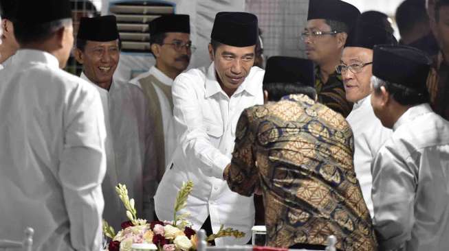 Presiden Joko Widodo menghadiri buka puasa bersama di Rumah Dinas Ketua MPR Zulkifli Hasan, di Jakarta, Jumat (2/6).