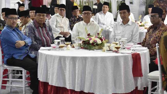 Presiden Joko Widodo menghadiri buka puasa bersama di Rumah Dinas Ketua MPR Zulkifli Hasan, di Jakarta, Jumat (2/6).