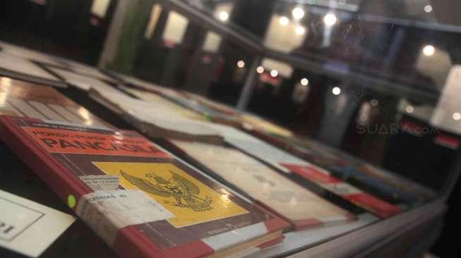 Sejumlah koleksi buku dan naskah di pameran lahirnya Pancasila di Museum Nasional, Jakarta, Sabtu (3/6/2017). [Suara.com/Oke Atmaja]