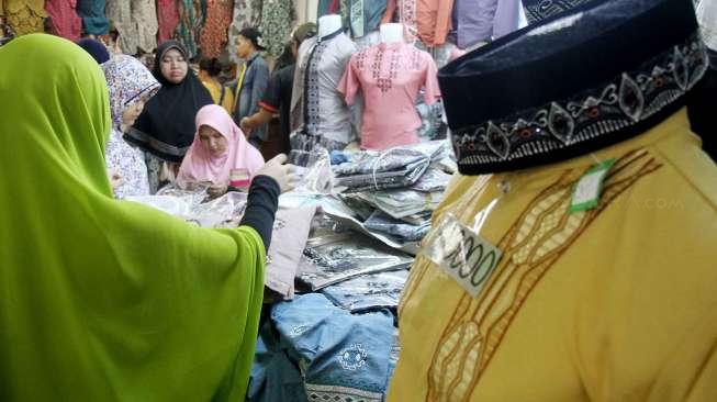 Penjualan busana muslim di pusat grosir Tanah Abang, di Jakarta, Sabtu (3/6).