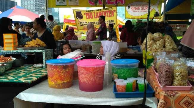 Para pedagang takjil di Pasar Benhil, Jakarta Pusat, Jumat (2/6/2017). (Suara.com/Firsta Nodia)