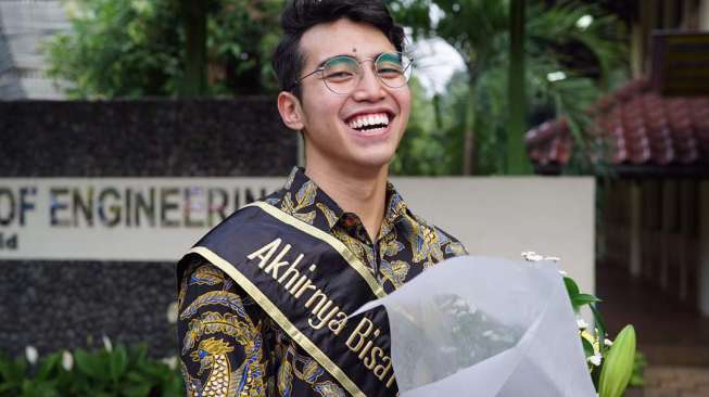 Penyanyi Vadi Akbar Raih Sarjana Teknik UI