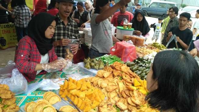 Pusat Takjil di Pasar Benhil alias Bendungan Hilir. (Suara.com/Risna Halidi)