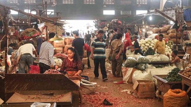 Bawang merah Rp 32.000 per kilo yang sebelumnya Rp26.000 per kilogram nya, bawang putih Rp 40.000 per kilo. Sedangkan harga cabai justru tidak mengalami kenaikan, seperti cabai kriting Rp 28.000 perkilogram.