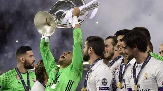 Pelatih, pemain dan staff Real Madrid rayakan keberhasilan tim mempertahankan gelar juara Liga Champions usai mengalahkan Juventus di babak final [AFP]