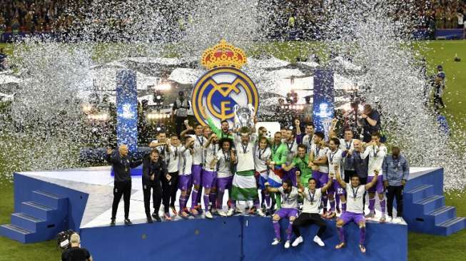 Pelatih, pemain dan staff Real Madrid rayakan keberhasilan tim mempertahankan gelar juara Liga Champions usai mengalahkan Juventus di babak final [AFP]