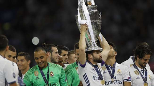 Pelatih, pemain dan staff Real Madrid rayakan keberhasilan tim mempertahankan gelar juara Liga Champions usai mengalahkan Juventus di babak final [AFP]