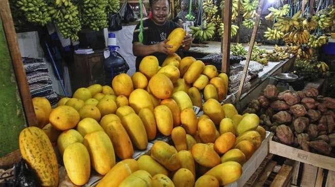 Pedagang buah segar di Pasar  Grogol, Jakarta, Minggu (4/6).