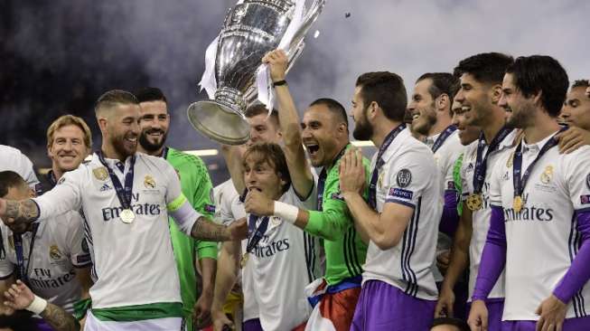 Gelandang Real Madrid Luka Modric mengangkat trofi Liga Champions. JAVIER SORIANO / AFP