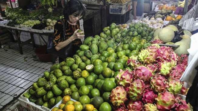 Pedagang buah segar di Pasar  Grogol, Jakarta, Minggu (4/6).