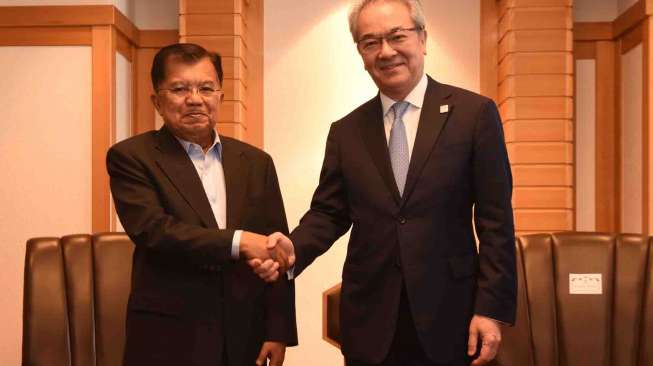 Wakil Presiden Jusuf Kalla bertemu dengan President dan CEO Sumitomo Mitsui Banking Corporation (SMBC) Makoto Takashima di Tokyo, Jepang, Senin (5/6).