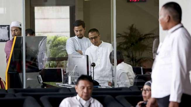 Politisi Partai Amanat Nasional (PAN) Drajad Wibowo mewakili Amien Rais mendatangi Komisi Pemberantasan Korupsi (KPK) didampingi beberapa orang termasuk putra Amien Rais, Hanafi Rais, di Jakarta, Senin (5/6).