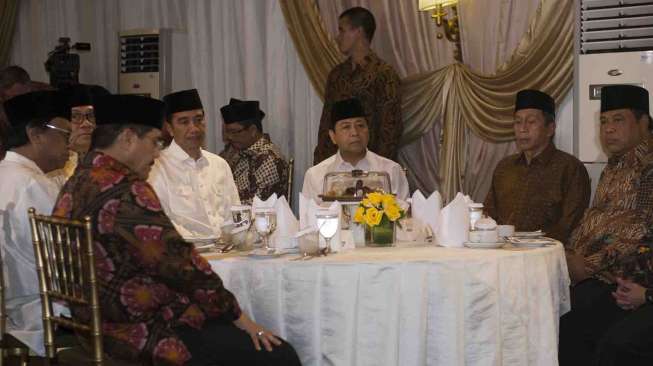 Presiden Joko Widod dan Ketua DPR Setya Novanto berbuka puasa bersama di kediaman dinas Ketua DPR di kompleks Widya Chandra, Jakarta, Senin (5/6).