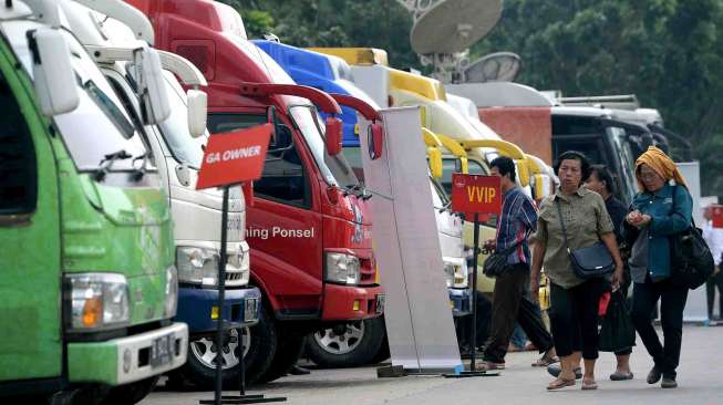 Layanan mobil kas keliling di Lapangan IRTI, Monas, Jakarta, Senin (5/6).