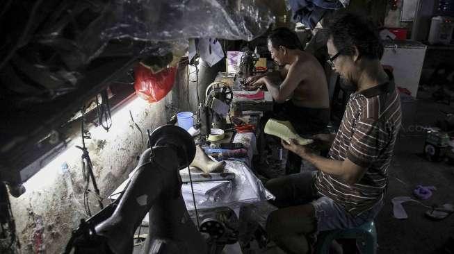 Industri sepatu rumahan di kawasan Setia Budi, Jakarta, Selasa (6/6).