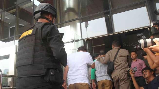 Petugas KPK membawa Ketua Komisi B DPRD Jatim Mochamad Basuki yang terjaring Operasi Tangkap Tangan (OTT) ke Gedung KPK, Jakarta, Selasa (6/6).
