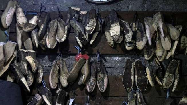 Industri sepatu rumahan di kawasan Setia Budi, Jakarta, Selasa (6/6).