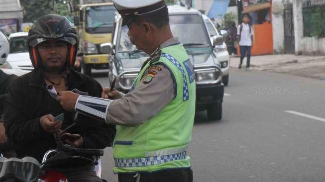 Viral, Sak Hiun Ditilang Polisi karena Joget Sambil Nyetir Motor