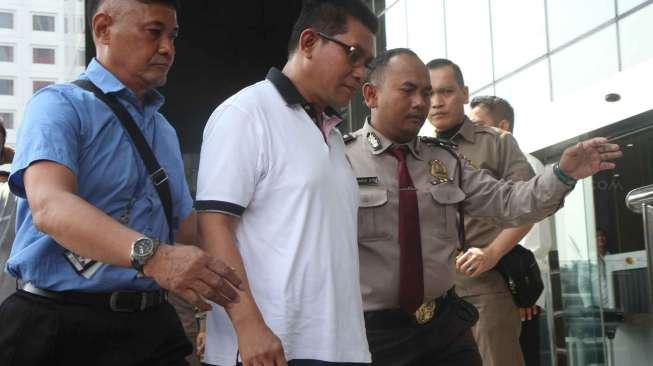 Petugas KPK membawa Ketua Komisi B DPRD Jatim Mochamad Basuki yang terjaring Operasi Tangkap Tangan (OTT) ke Gedung KPK, Jakarta, Selasa (6/6).