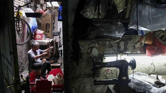 Industri sepatu rumahan di kawasan Setia Budi, Jakarta, Selasa (6/6).