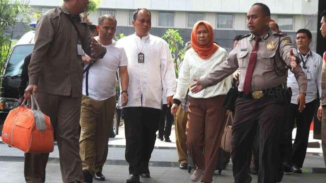 Petugas KPK membawa Ketua Komisi B DPRD Jatim Mochamad Basuki yang terjaring Operasi Tangkap Tangan (OTT) ke Gedung KPK, Jakarta, Selasa (6/6).