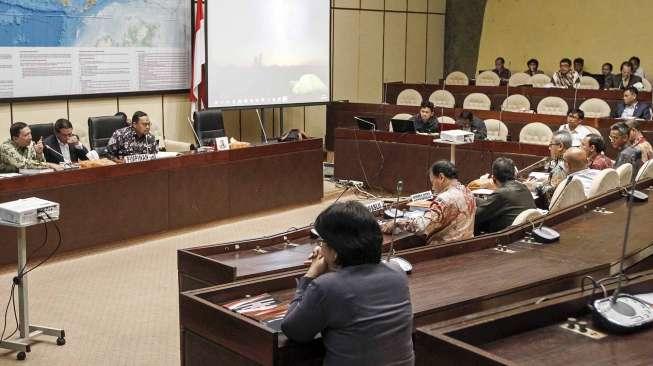 Ketua dan Komisioner KPU RI Arief Budiman, Ketua Bawaslu RI Abhan dan perwakilan dari Dirjen Otonomi Daerah (Otda) Kemendagri menggelar Rapat Dengar Pendapat (RDP) dengan Komisi II DPR RI di Kompleks Parlemen, Senayan, Jakarta, Selasa (6/6).