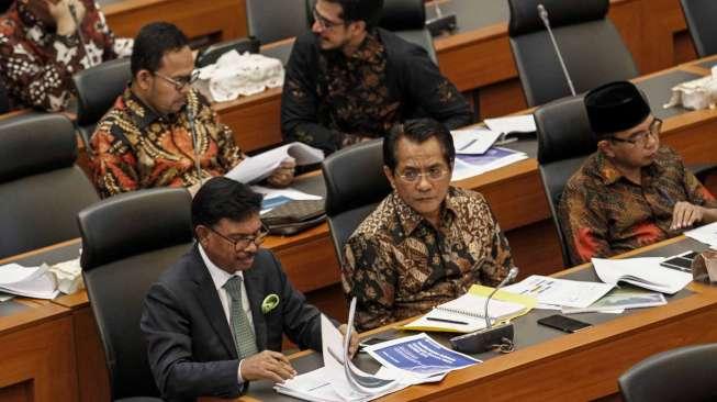 Menteri Keuangan Sri Mulyani bersama dengan Menteri PPN/Kepala Bappenas Bambang Brodjonegoro dan Gubernur BI Agus Martowardojo mengikuti rapat dengan Badan Anggaran DPR RI di kompleks Senayan, Jakarta, Selasa (6/6).
