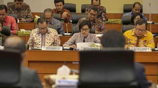Menteri Keuangan Sri Mulyani bersama dengan Menteri PPN/Kepala Bappenas Bambang Brodjonegoro dan Gubernur BI Agus Martowardojo mengikuti rapat dengan Badan Anggaran DPR RI di kompleks Senayan, Jakarta, Selasa (6/6).