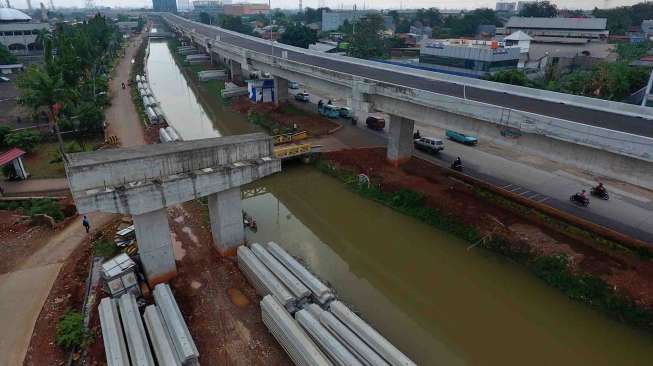 Proyek pembangunan tol Bekasi-Cawang-Kampung Melayu (Becakayu) di Cipinang Melayu, Jakarta, Selasa (6/6).