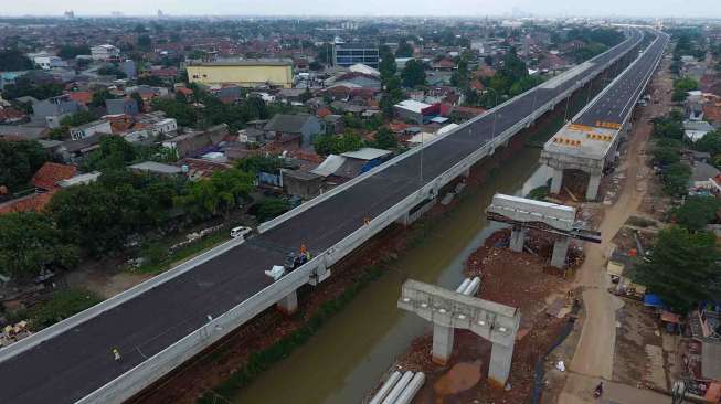 Proyek pembangunan tol Bekasi-Cawang-Kampung Melayu (Becakayu) di Cipinang Melayu, Jakarta, Selasa (6/6).