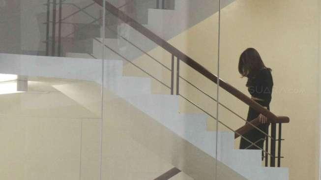 Istri tersangka kasus dugaan korupsi KTP elektronik Andi Agustinus alias Andi Narogong, Inayah menjalani pemeriksaan di Gedung KPK, Jakarta, Selasa (6/6).