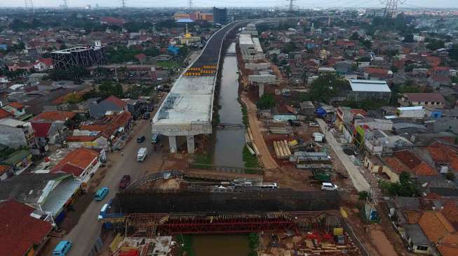 Proyek pembangunan tol Bekasi-Cawang-Kampung Melayu (Becakayu) di Cipinang Melayu, Jakarta, Selasa (6/6).