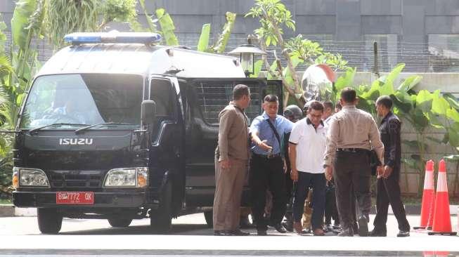 Petugas KPK membawa Ketua Komisi B DPRD Jatim Mochamad Basuki yang terjaring Operasi Tangkap Tangan (OTT) ke Gedung KPK, Jakarta, Selasa (6/6).