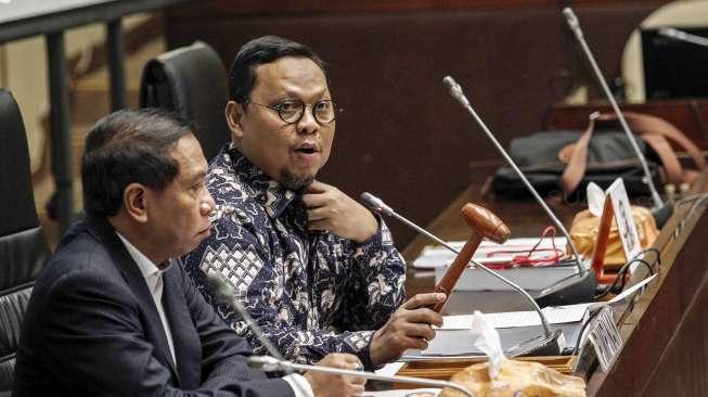 Ketua dan Komisioner KPU RI Arief Budiman, Ketua Bawaslu RI Abhan dan perwakilan dari Dirjen Otonomi Daerah (Otda) Kemendagri menggelar Rapat Dengar Pendapat (RDP) dengan Komisi II DPR RI di Kompleks Parlemen, Senayan, Jakarta, Selasa (6/6).