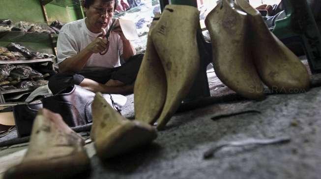 Permintaan sepatu meningkat mencapai 100 persen.