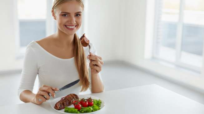 Ilustrasi perempuan menjalani diet keto (Shutterstock)