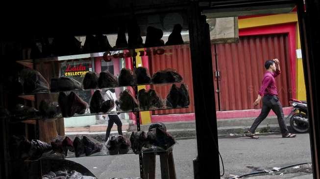 Industri sepatu rumahan di kawasan Setia Budi, Jakarta, Selasa (6/6).