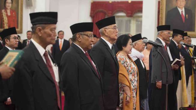 Pelantikan Unit Kerja Presiden bidang Pembinaan Ideologi Pancasila (UKP-PIP) di Istana Negara, Jakarta, Rabu (7/6).