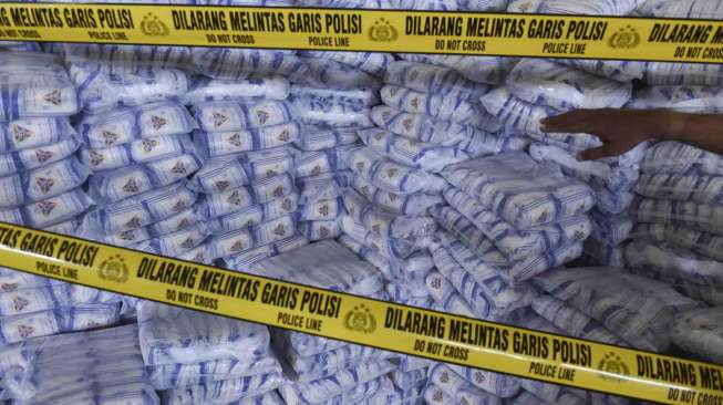 Garam milik PT Garam (persero) yang disegel di dalam gudang oleh Tim Satgas Pangan Mabes Polri di Gresik, Jawa Timur, Rabu (7/6).