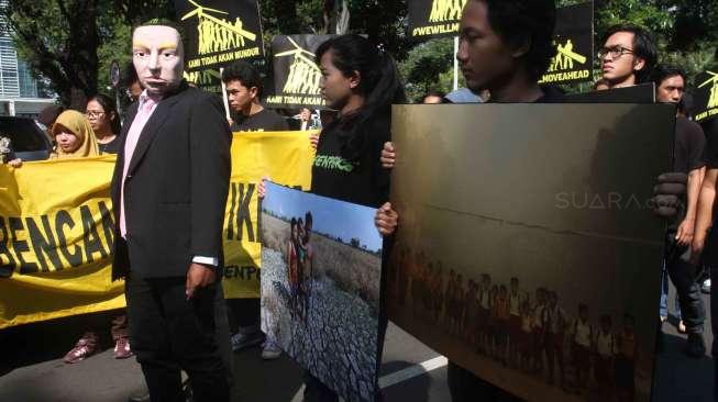 Aktivis Greenpeace Indonesia berunjuk rasa di depan Kedutaan Besar Amerika Serikat, Jakarta, Rabu (7/6).