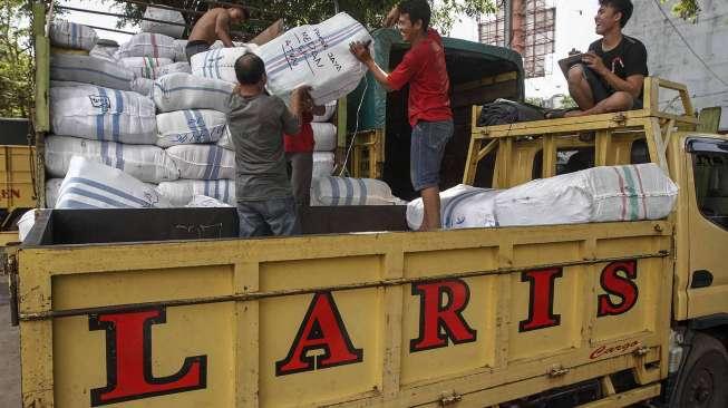 Jasa ekspedisi di kawasan Tanah Abang, Jakarta, Rabu (7/6).