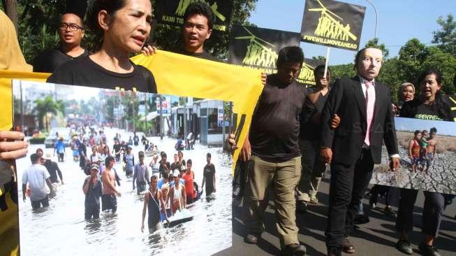 Aktivis Greenpeace Indonesia berunjuk rasa di depan Kedutaan Besar Amerika Serikat, Jakarta, Rabu (7/6).