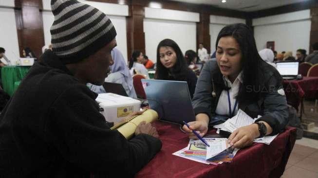 Petugas melayani peserta yang melakukan verifikasi pendaftaran mudik gratis bersama Jasa Raharja di Gedung Nyi Ageng Serang, Jakarta, Kamis (8/6).