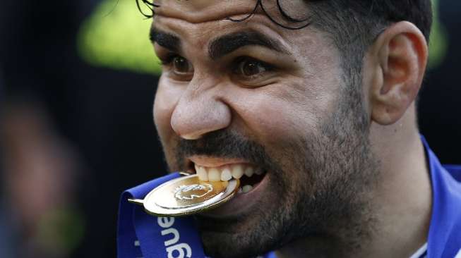 Pemain Chelsea Diego Costa menggigit medali usai timnya menerima trofi Liga Inggris di akhir  musim 2016/17 [AFP]