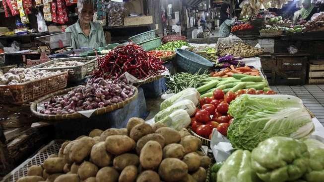 Kebutuhan bahan pangan dijual di pasar Grogol Jakarta, Kamis (8/6).