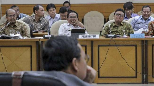 Menteri Dalam Negeri Tjahjo Kumolo mengikuti Rapat dengan Panitia Khusus (Pansus) Rancangan Undang-Undang (RUU) Pemilu di Kompleks Parlemen, Senayan, Jakarta, Kamis (8/6).