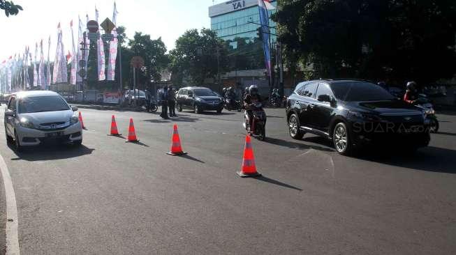 Kendaraan bermotor yang terlihat melintas di kawasan Jalan Matraman, Jakarta, saat dilakukan rekayasa lalu lintas, Kamis (8/6/2017). [Suara.com/Oke Atmaja]