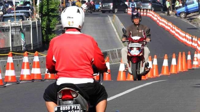 Sejumlah kendaraan bermotor terlihat melintas di kawasan Jalan Matraman, Jakarta, saat dilakukan rekayasa lalu lintas, Kamis (8/6/2017). [Suara.com/Oke Atmaja]