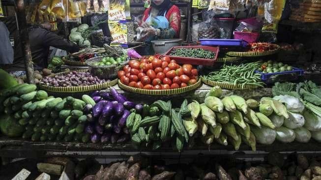 Kebutuhan bahan pangan dijual di pasar Grogol Jakarta, Kamis (8/6).